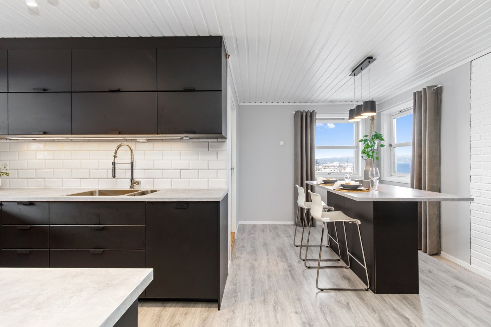 På kjøkkenet
er det egnet for å benytte øy/bar som sittegruppe. Galleribilde