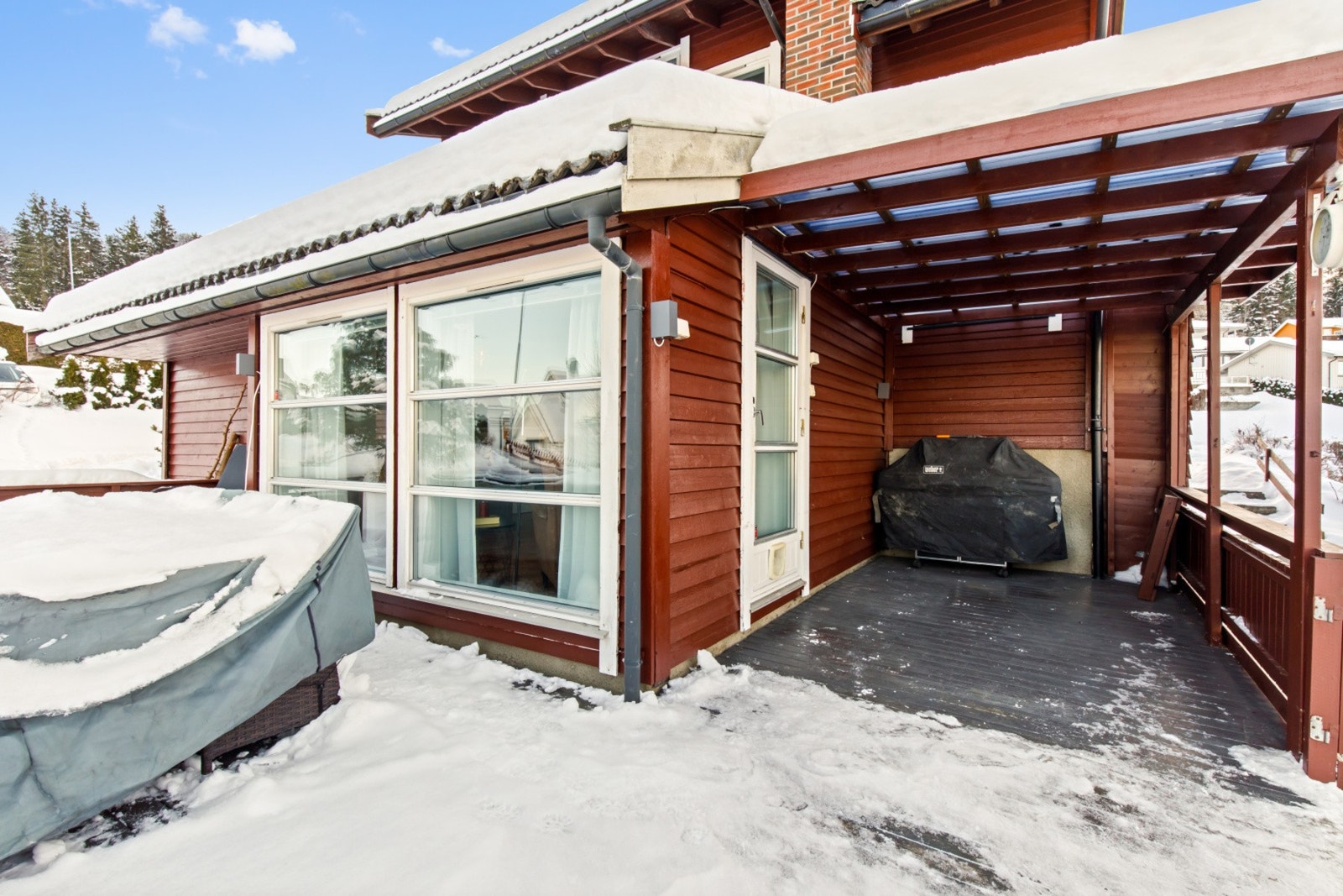 Delvis overbygd terrasse mot nord på 28kvm. Galleribilde