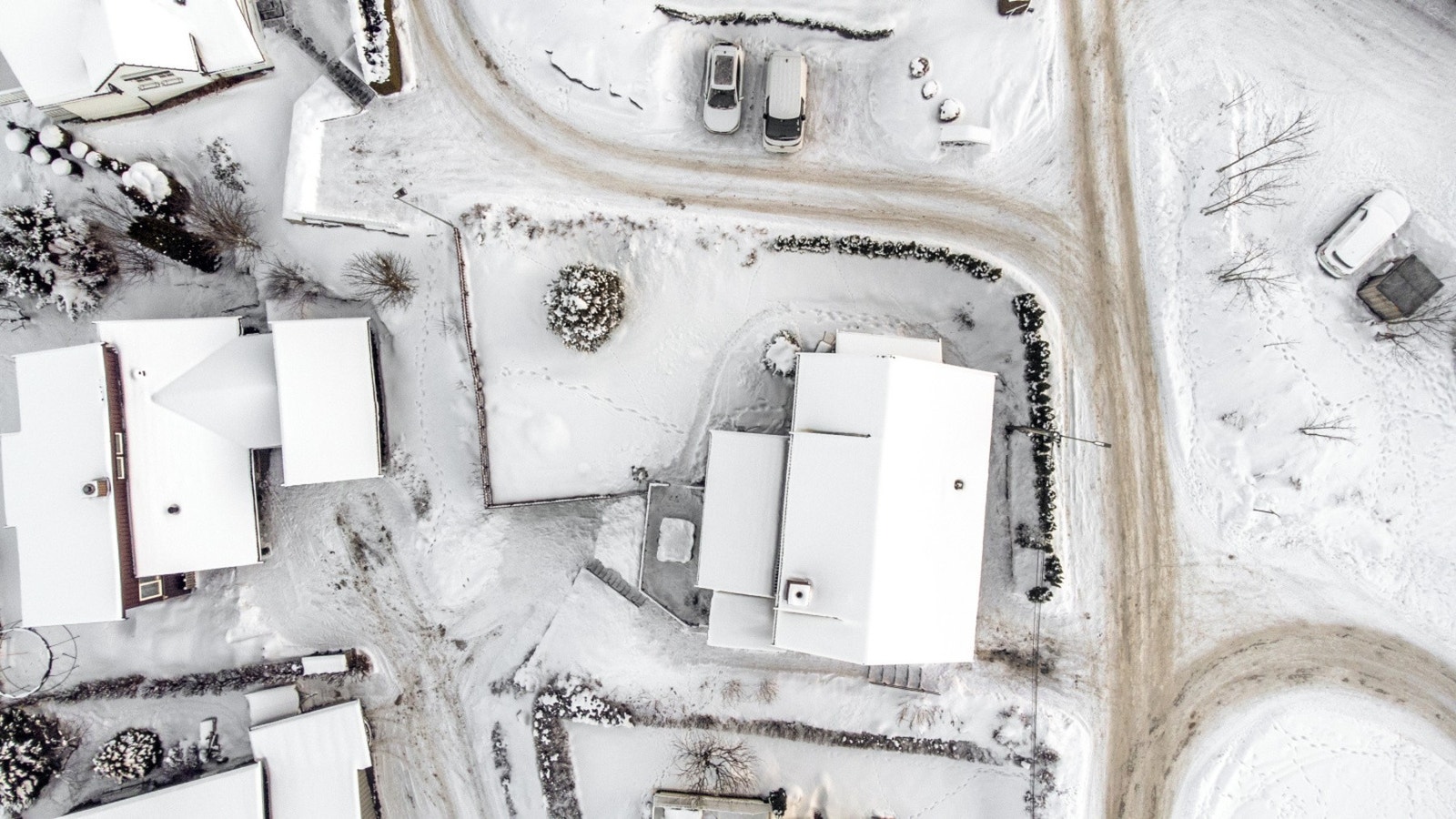 Dronefoto over tomten. Galleribilde