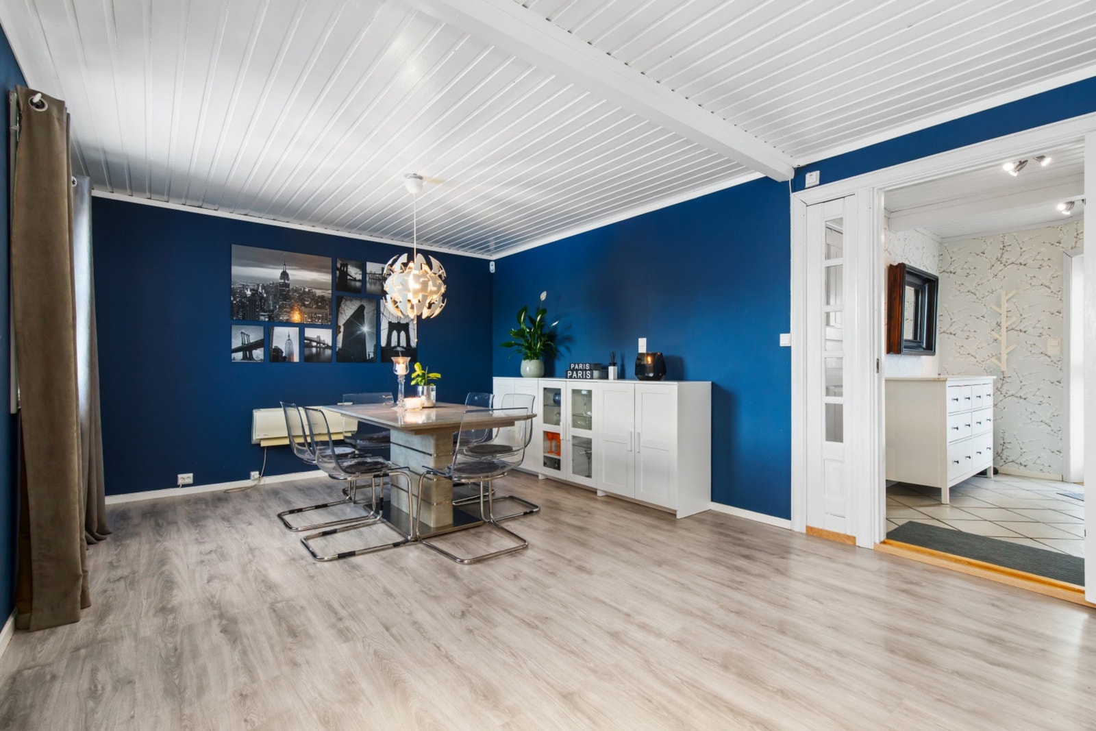 Stuen/spisestuen er i god størrelse og har en
dørfri løsning inn mot kjøkkenet. Galleribilde