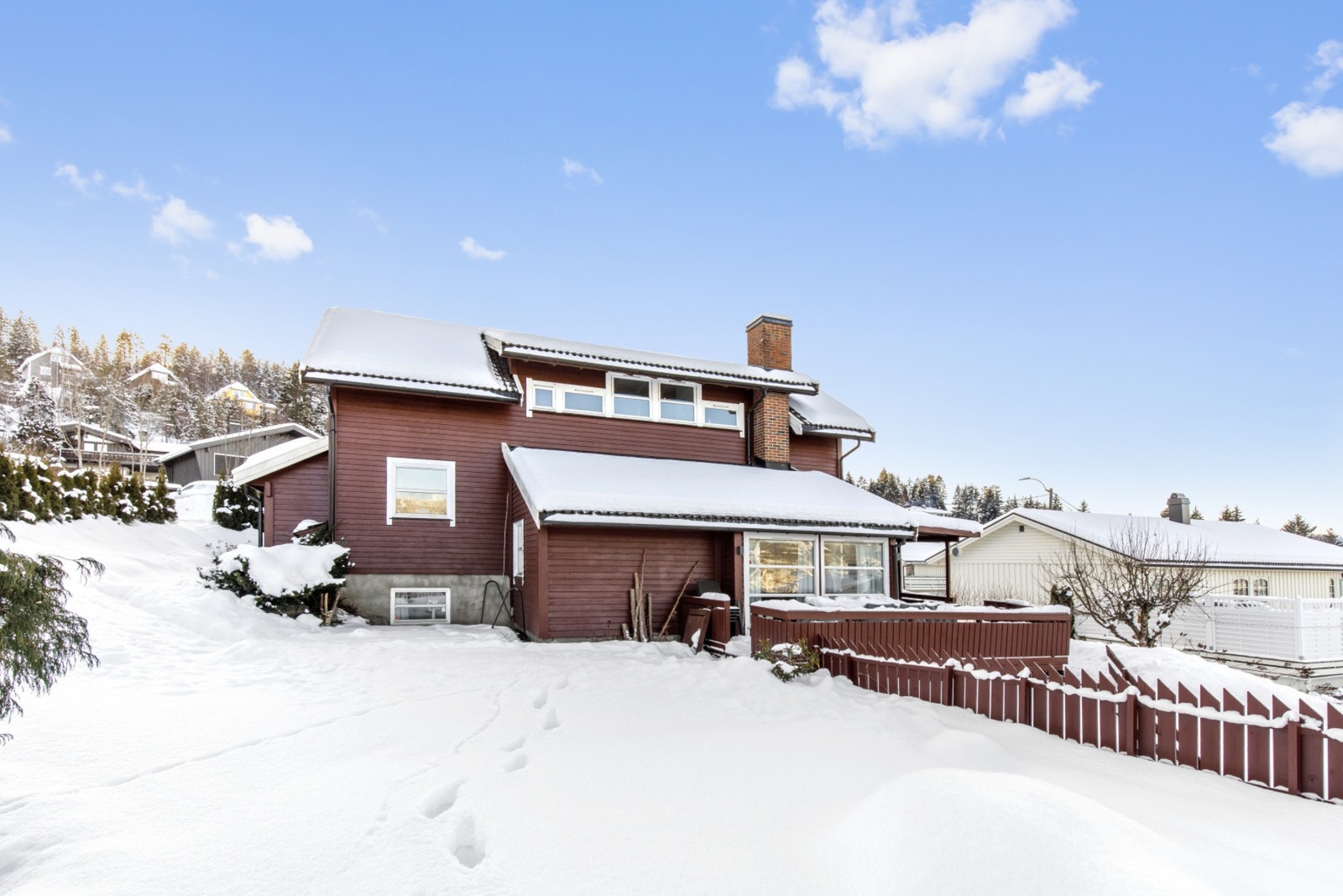Under hagen er dobbelgarasjen/carporten. Galleribilde