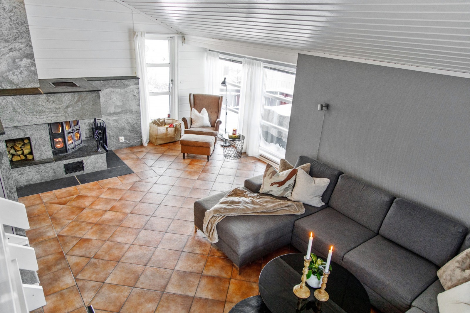 Tv-stue i 1.etasje med peis. Galleribilde