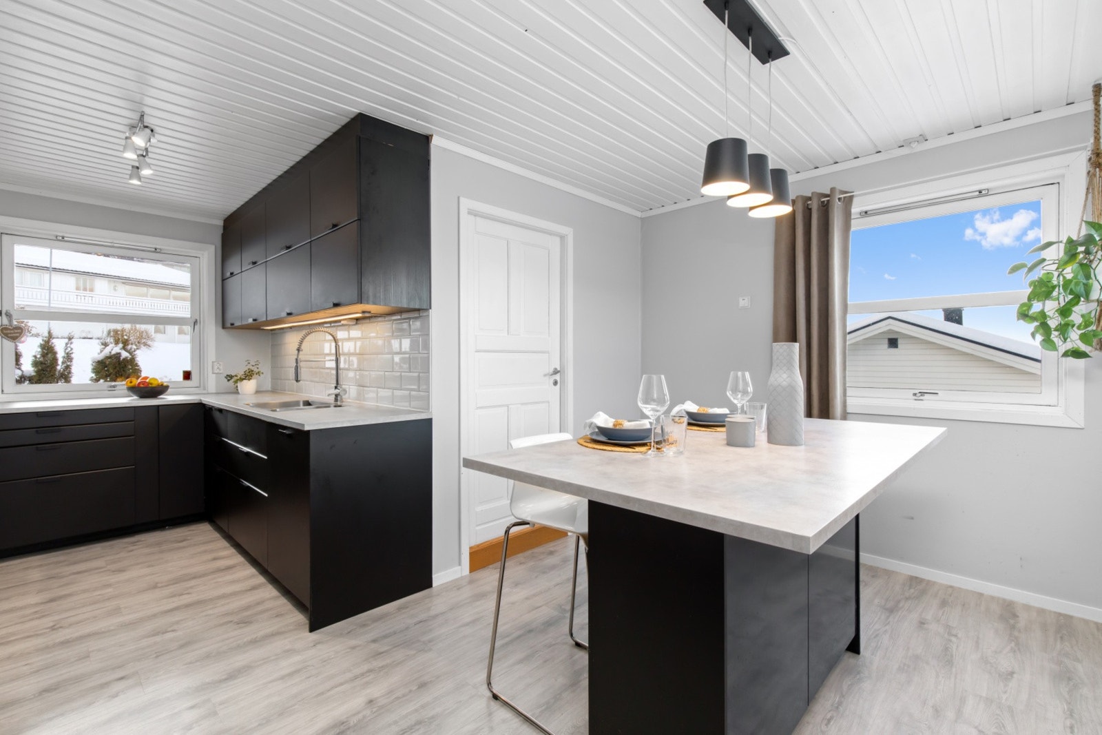 Fra kjøkkenet er det adkomst til vaskerom/bod. Galleribilde