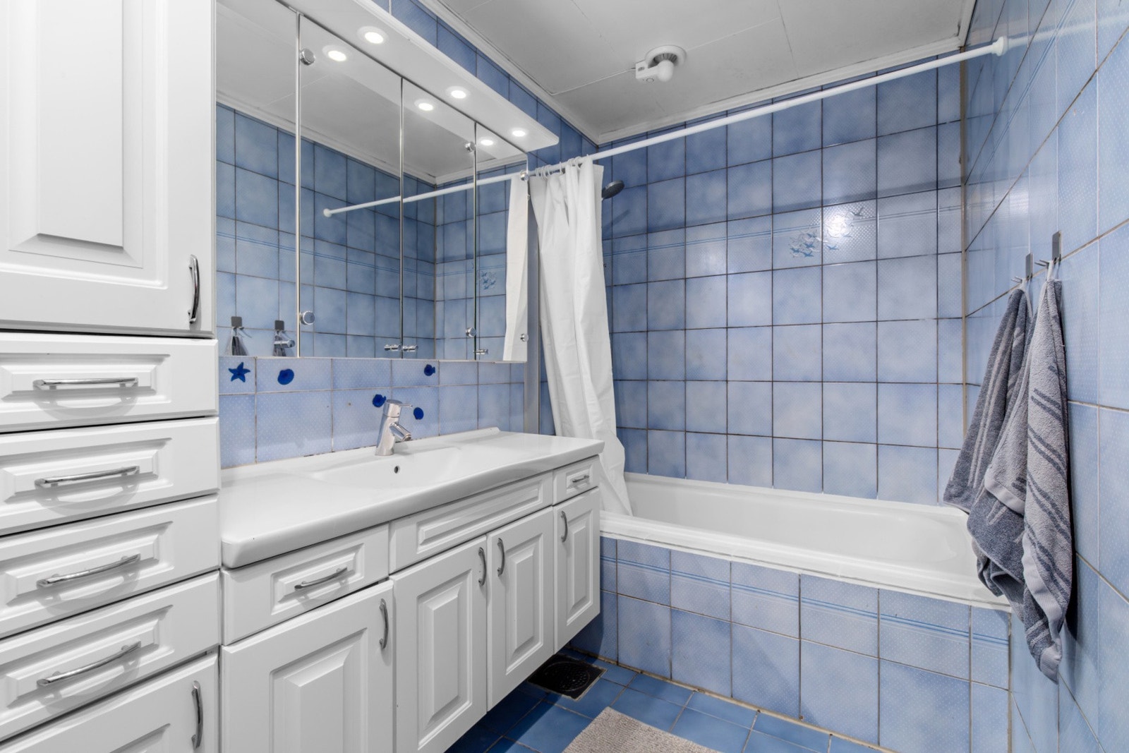 Badet i 1.etasje er flislagt og har varme i gulv. Galleribilde