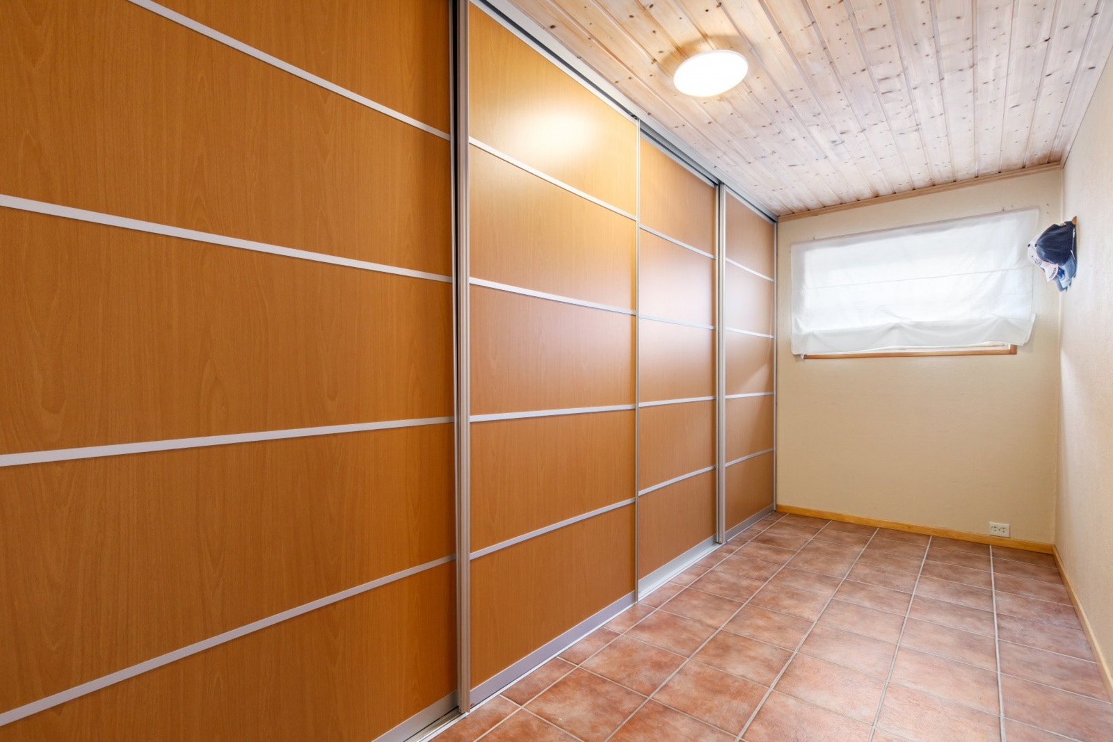 Omkledningsrom med varme i gulv. Det fremkommer i tegninger at rommet er godkjent som soverom. Galleribilde