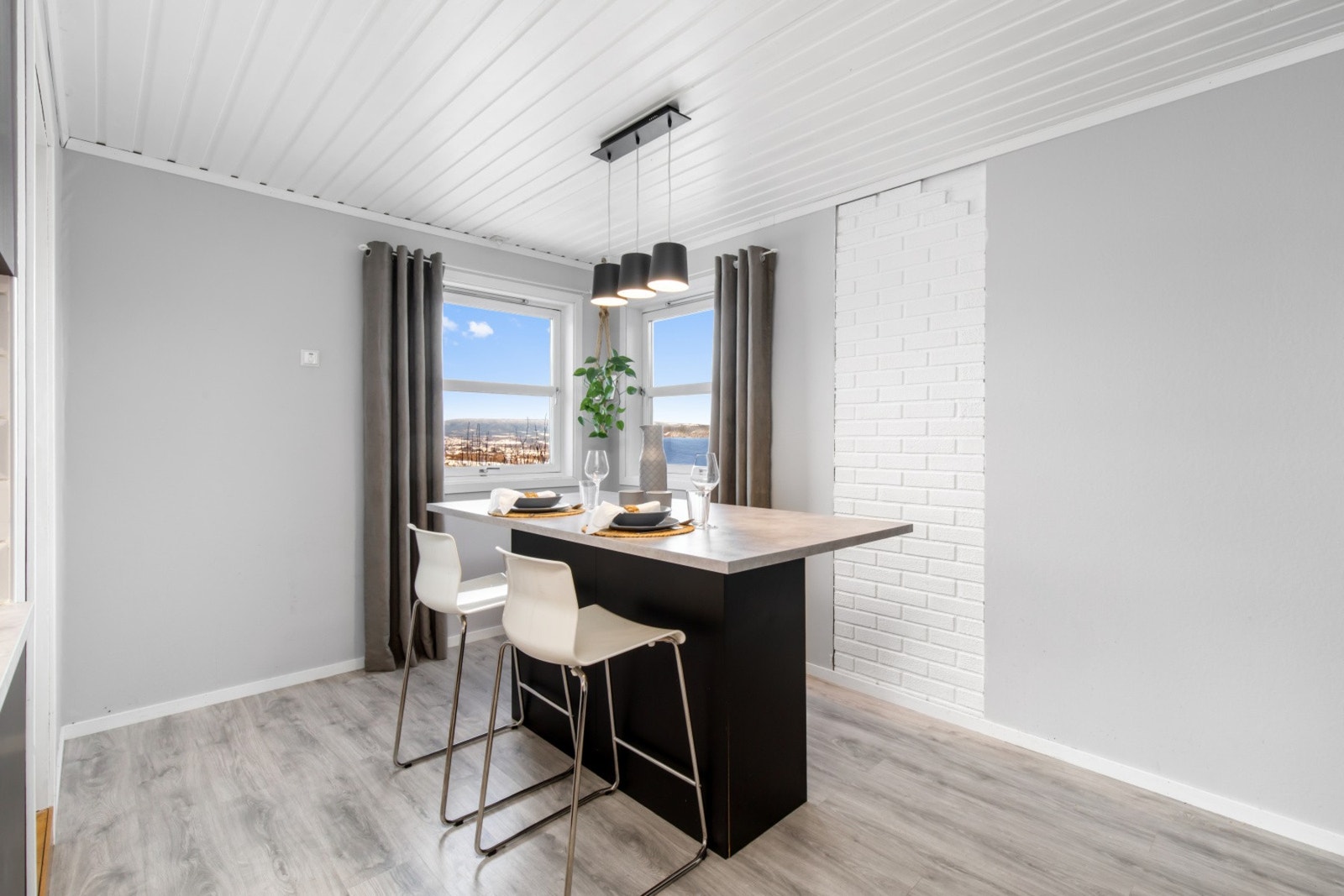 Rikelig med naturlig lys fra gode vindusflater. Galleribilde