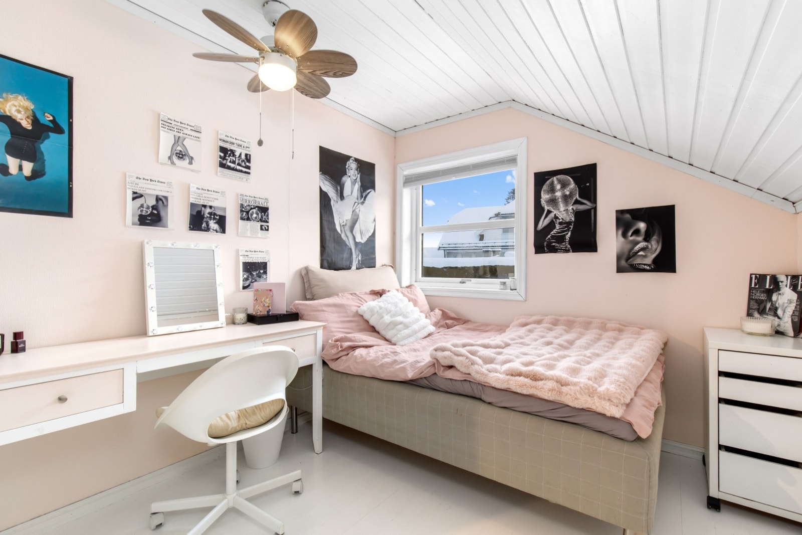 Soverom med god plass til seng, nattbord og tilhørende møblement. Galleribilde