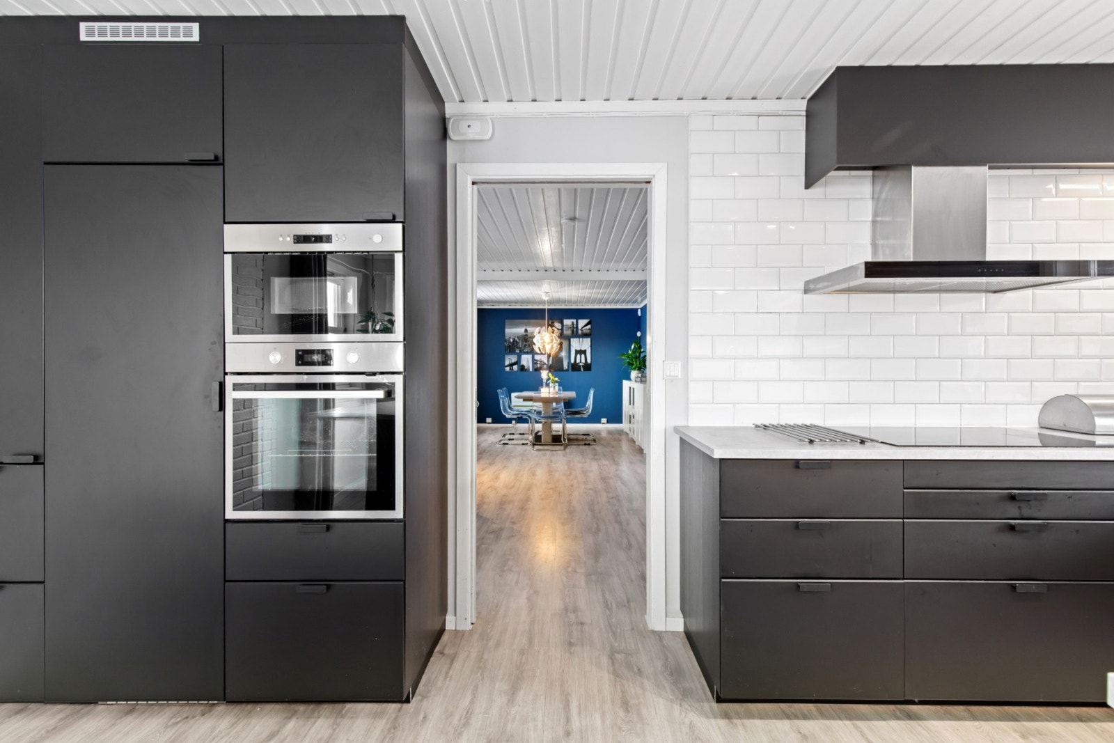 Kjøkkenet har innredning med glatte fronter og
benkeplate av laminat. Galleribilde