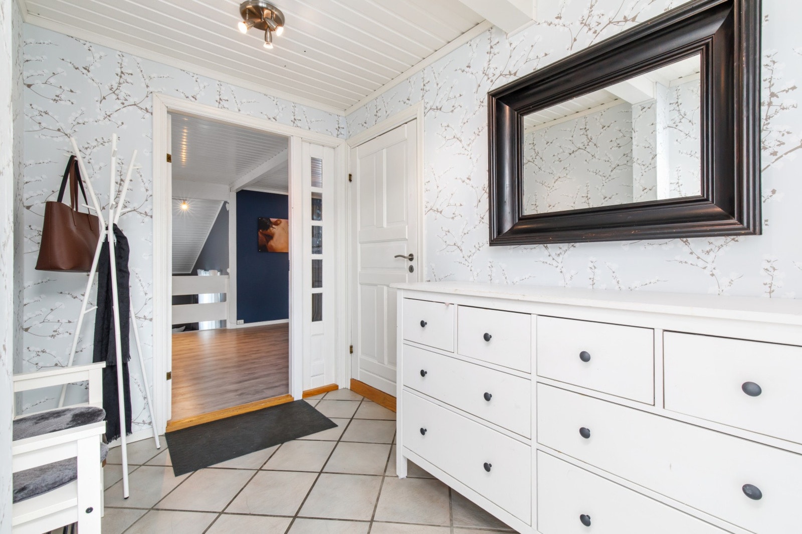 Fra etreen er det
adkomst til ett av boligens to bad. Galleribilde