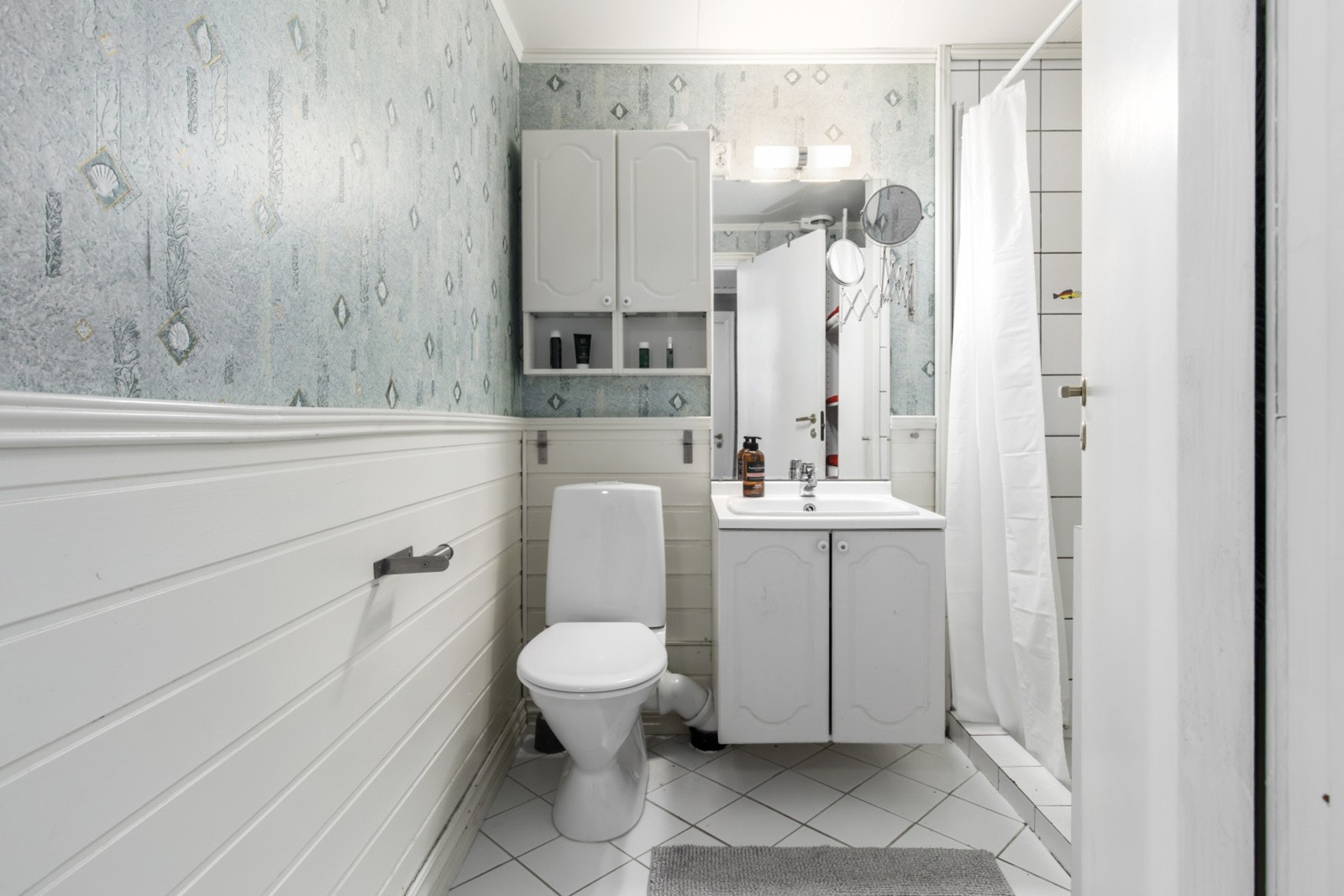 Lyst bad innredet med, servant, klosett og dusjnisje. Galleribilde