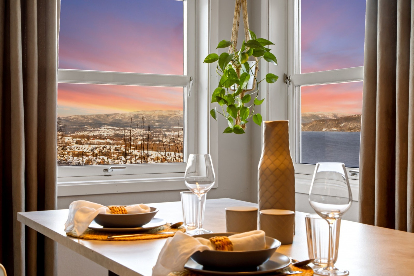 Her kan man nyte frokost med utsikt. (Illustrert kveldsbilde) Galleribilde