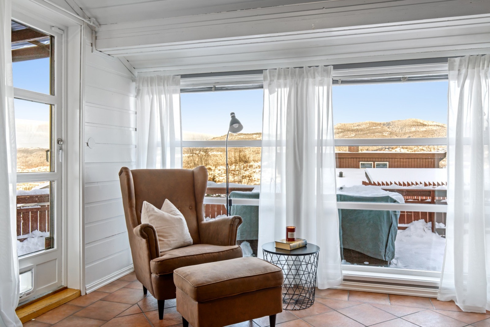 Stuen har gode vindusflater og adkomst til terrasse. Galleribilde