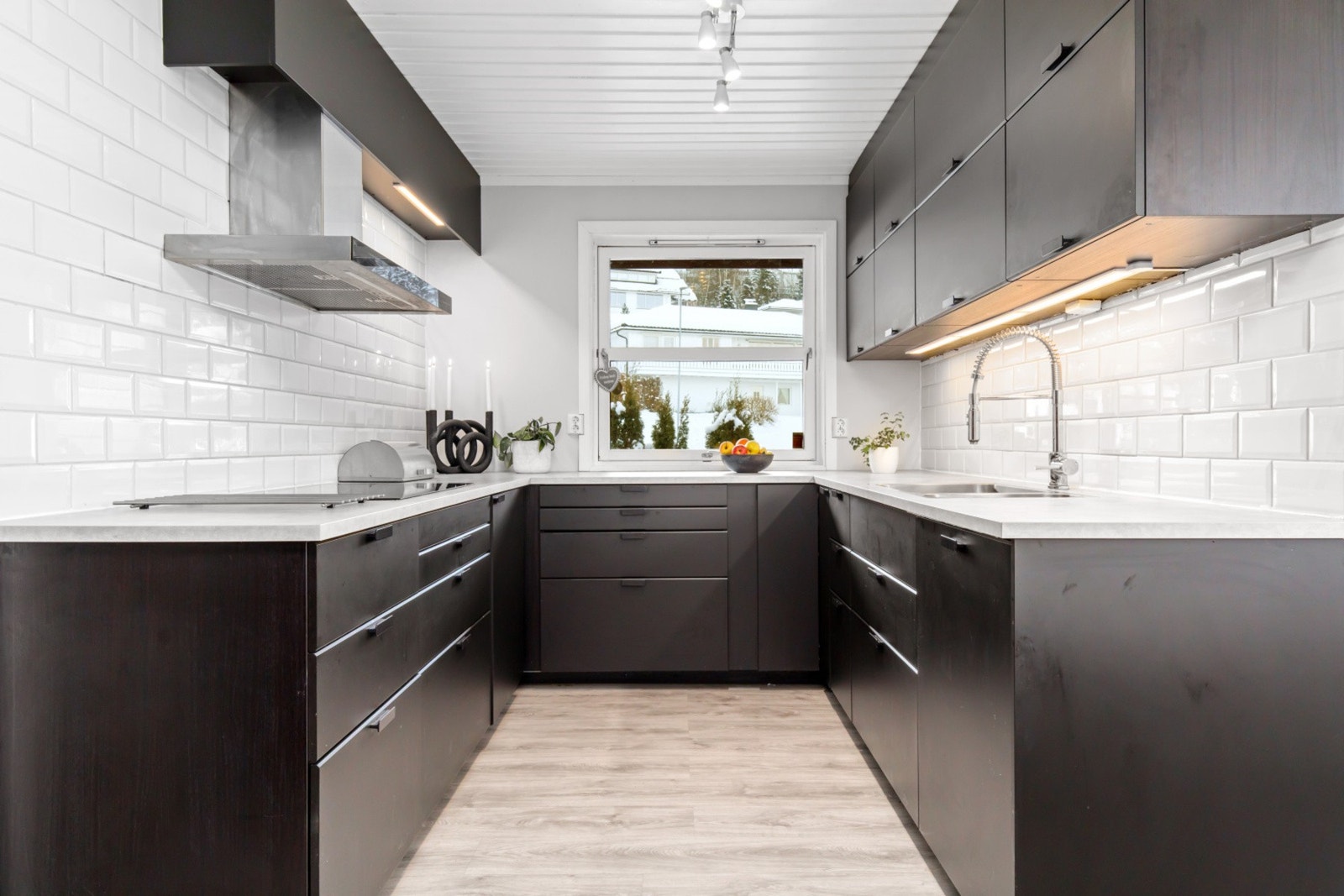 Kjøkkenet er utstyrt
med kjøleskap, oppvaskmaskin, induksjonstopp,
micro, stekeovn og vannstoppsystem. Galleribilde