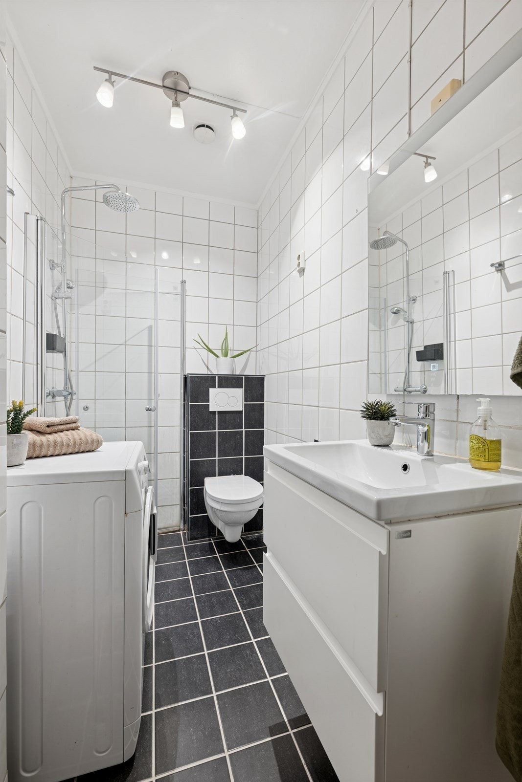 Pent, flislagt bad med varmekabler i gulv og malt himling. Galleribilde