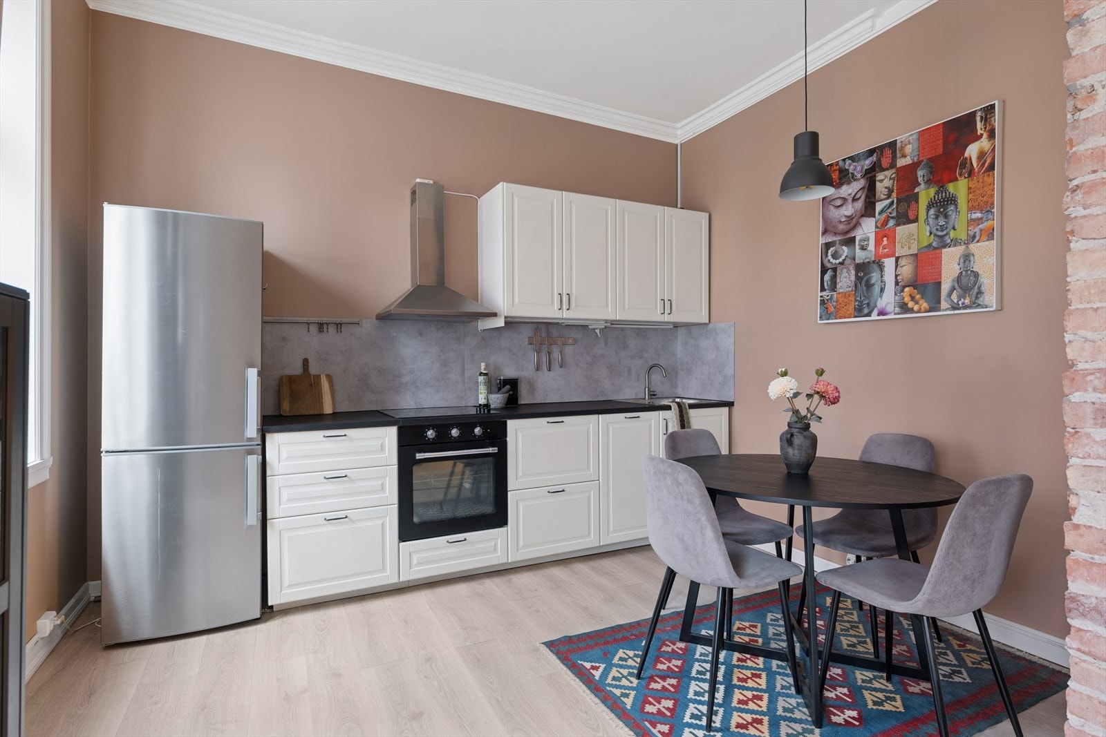 Kjøkkenet er utstyrt med nedfelt stålkum, ventilator med kullfilter, integrert platetopp, stekeovn og oppvaskmaskin samt frittstående kjøl- og fryseskap. Galleribilde