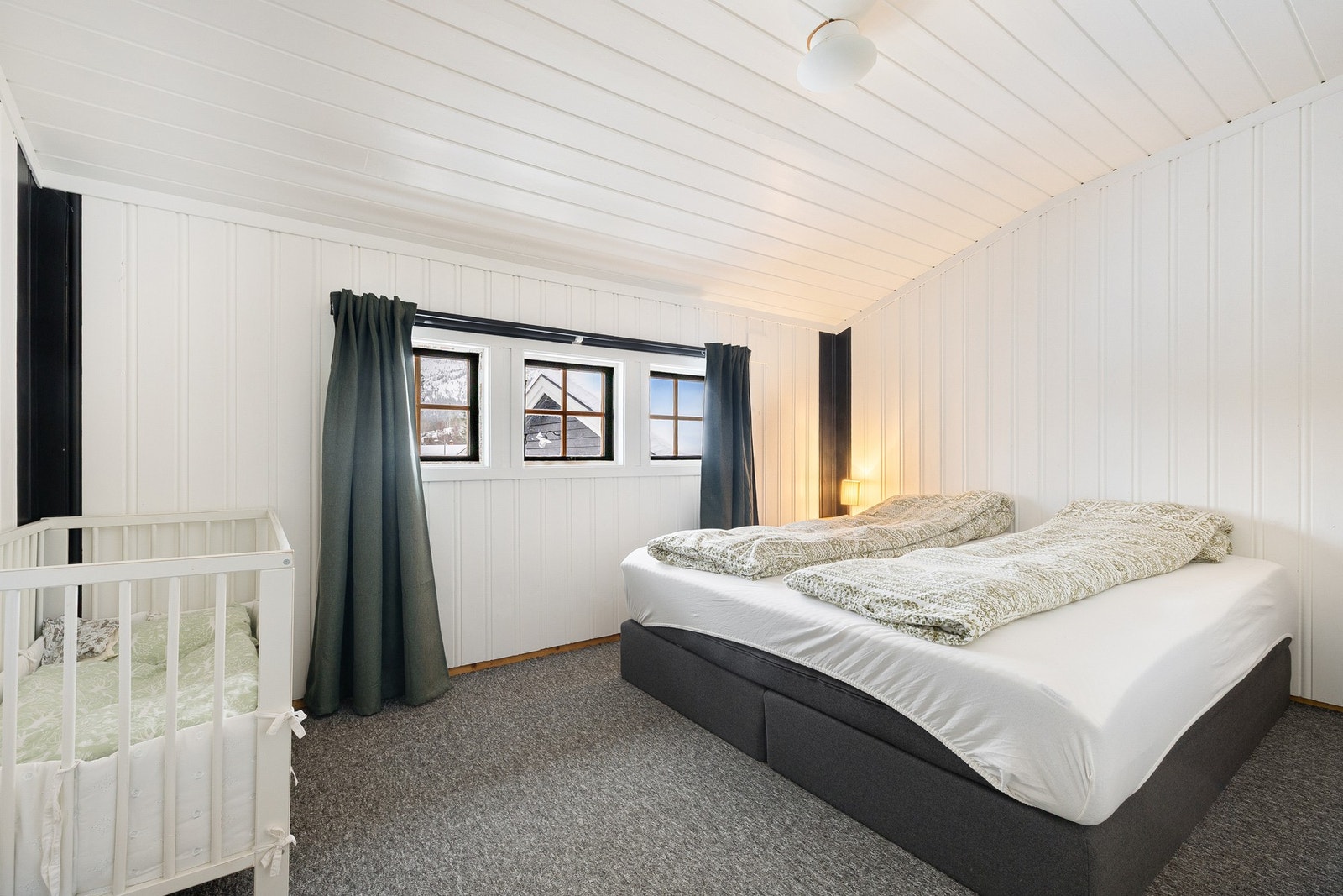 Soverommene har god plass til dobbeltseng og øvrig møblement, og egner seg godt som hovedsoverom, gjesterom eller ungdomsrom. Samlet sett gir kjelleretasjen fleksible bruks muligheter og god kapasitet for overnatting. Soverom 5. Galleribilde