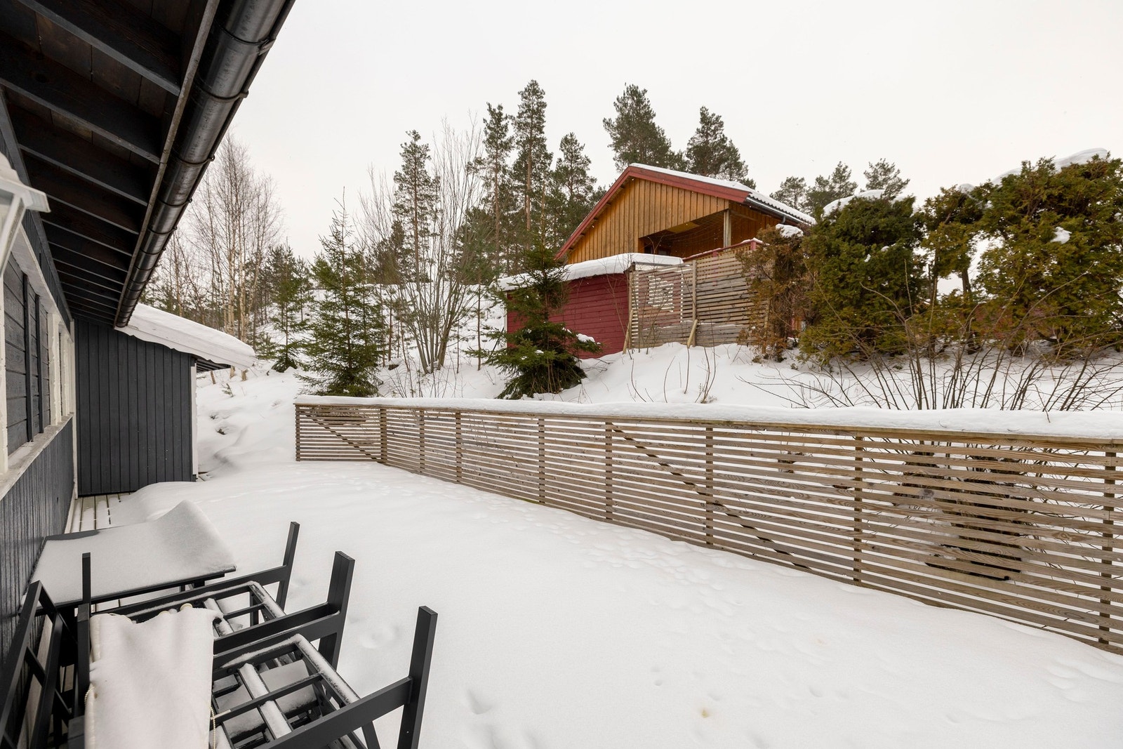Terrasse med levegg og skjermet beliggenhet, perfekt for rolige stunder utendørs. Galleribilde