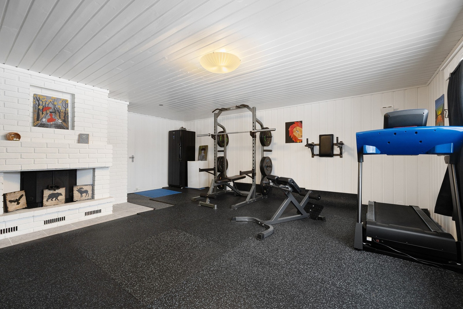 Romslig hobbyrom i kjelleretasjen, i dag innredet og benyttet som treningsrom. Rommet har god takhøyde og romslige flater som gir fleksible bruks muligheter, enten som treningsrom, hobbyrom eller lekerom. Galleribilde