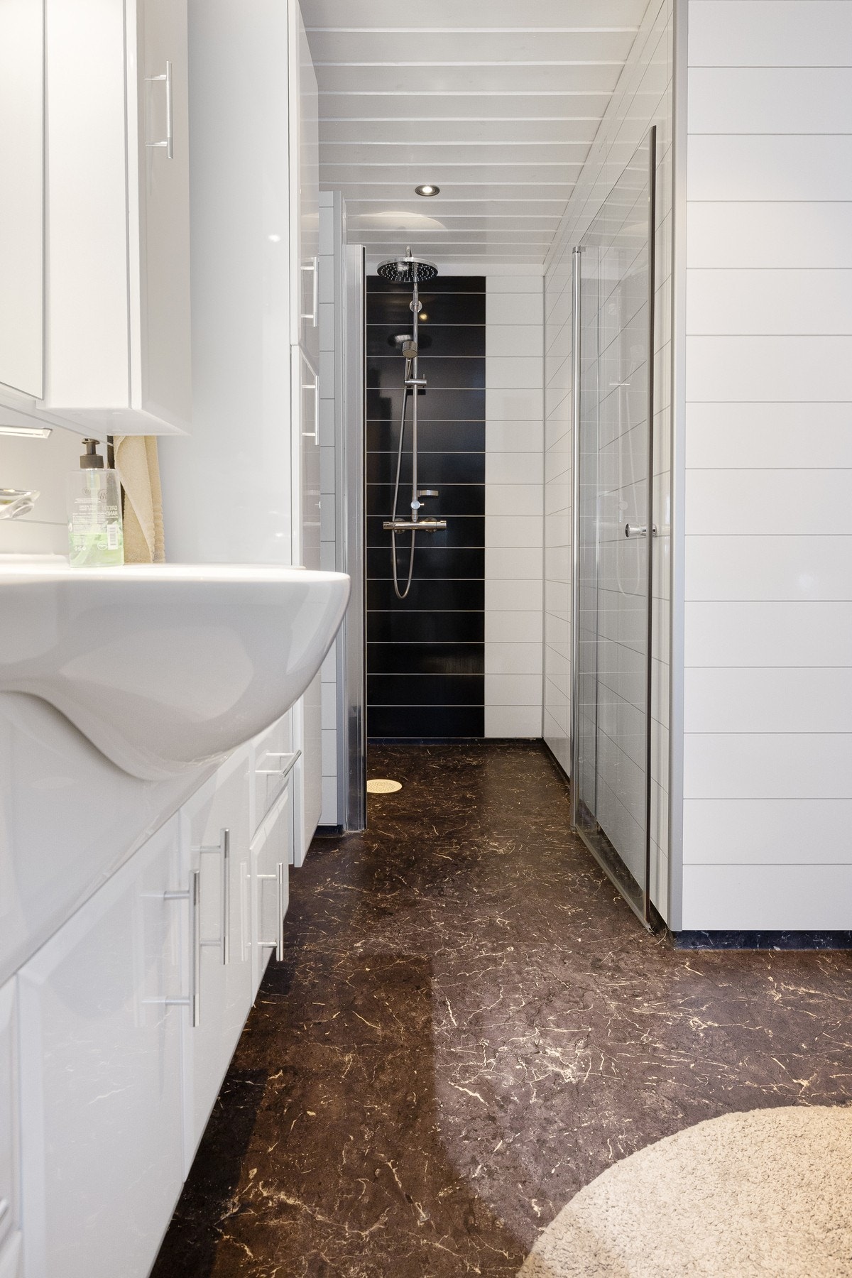 Rommet er innredet med benk med integrert sorteringssystem for skittentøy med sjakt til vaskerom i underliggende etasje. Galleribilde