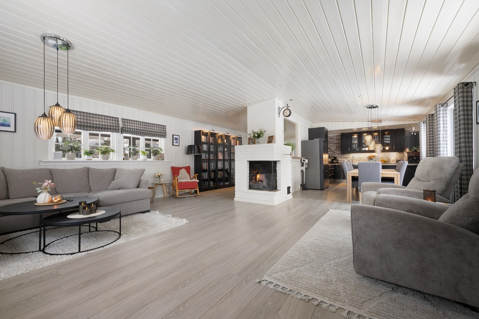 Stuen er romslig og lys med åpen og innbydende planløsning som gir gode soner for både opphold, TV-stue og spisestue. Galleribilde