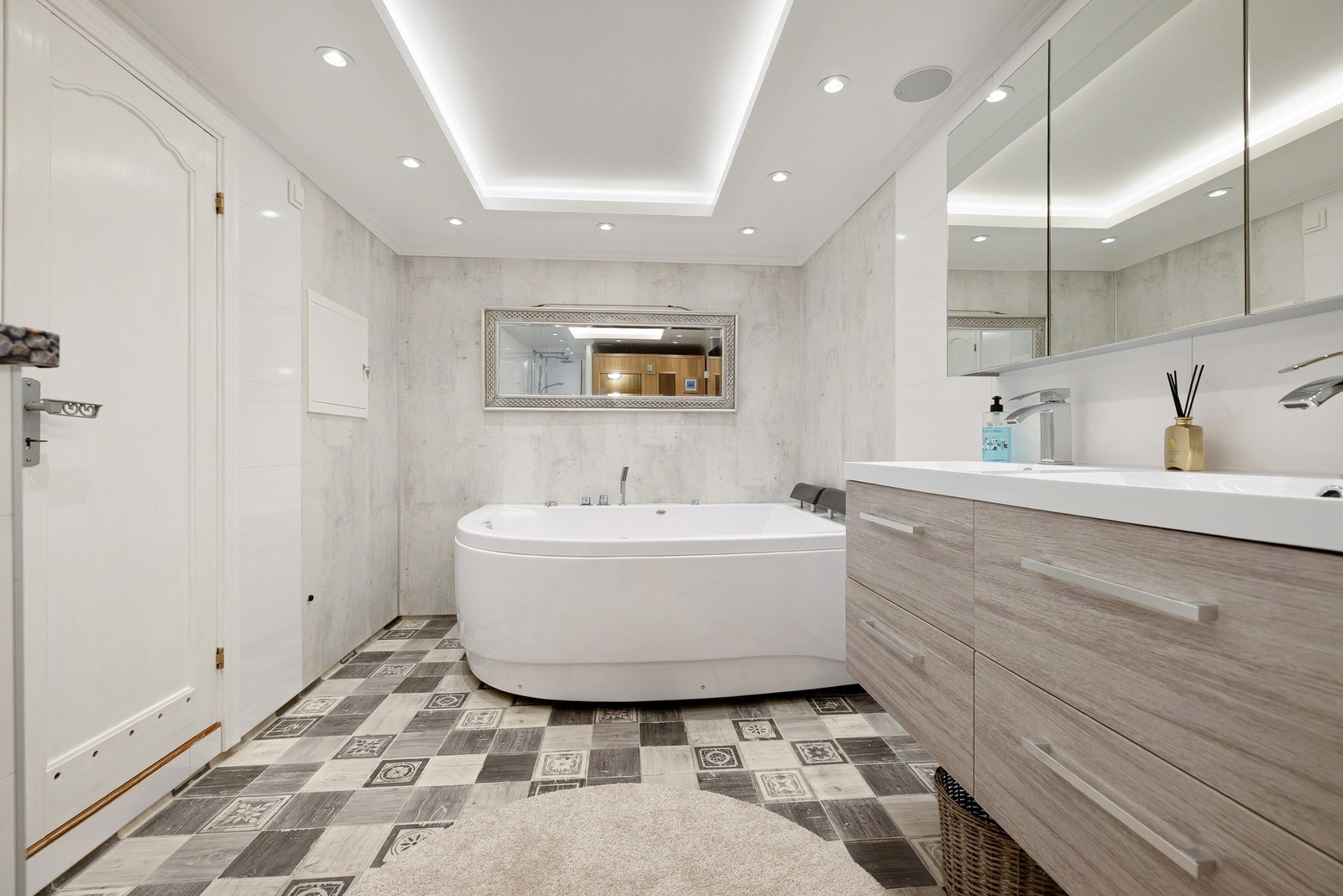 Stort og lyst bad beliggende i kjelleretasjen, rehabilitert av tidligere eier. Gulvet er utført i betong og belagt med gulvbelegg med elektriske varmekabler. Galleribilde