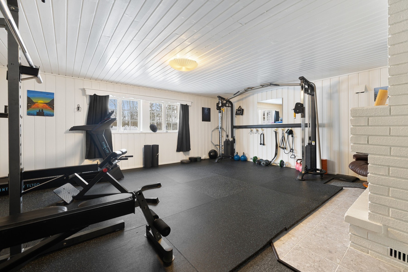 Gulvflatene er innredet med slitesterke gummimatter tilpasset treningsbruk, mens vegger og himling er kledd med panel i lyse fargetoner. Rommet har gode lysforhold og fremstår som funksjonelt og velholdt. Galleribilde