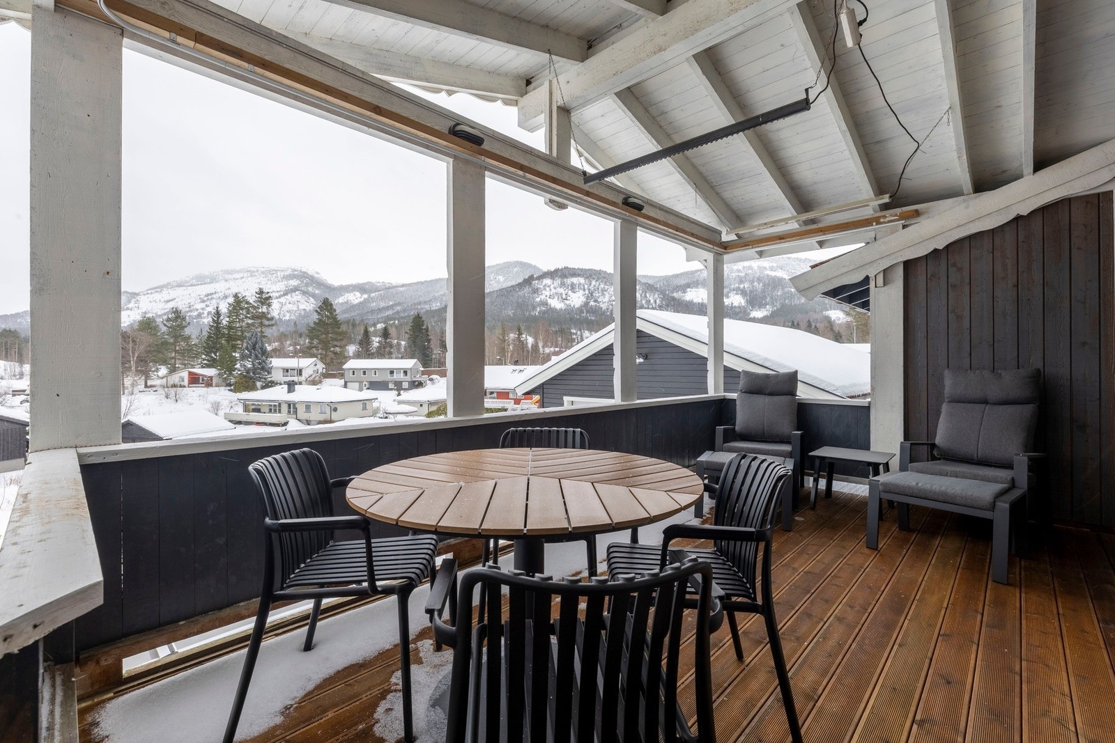Overbygd terrasse med god plass til utemøbler, et hyggelig uterom med flott utsyn mot nærområdet. Galleribilde