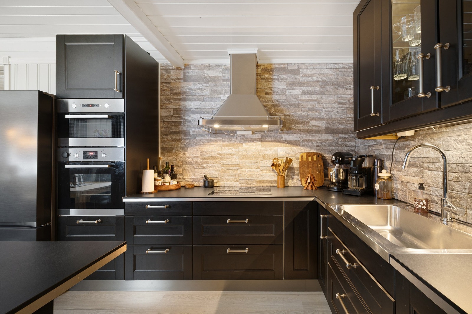 Frittstående kjøle/fryseskap (følger ikke med), oppvaskmaskin, platetopp og stekeovn. Galleribilde