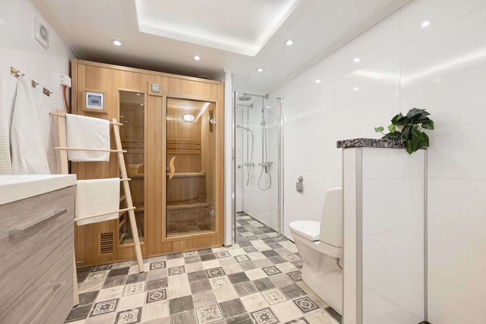 I tillegg er det etablert prefabrikert badstue, noe som gir rommet et ekstra komfort- og velvære preg. Galleribilde