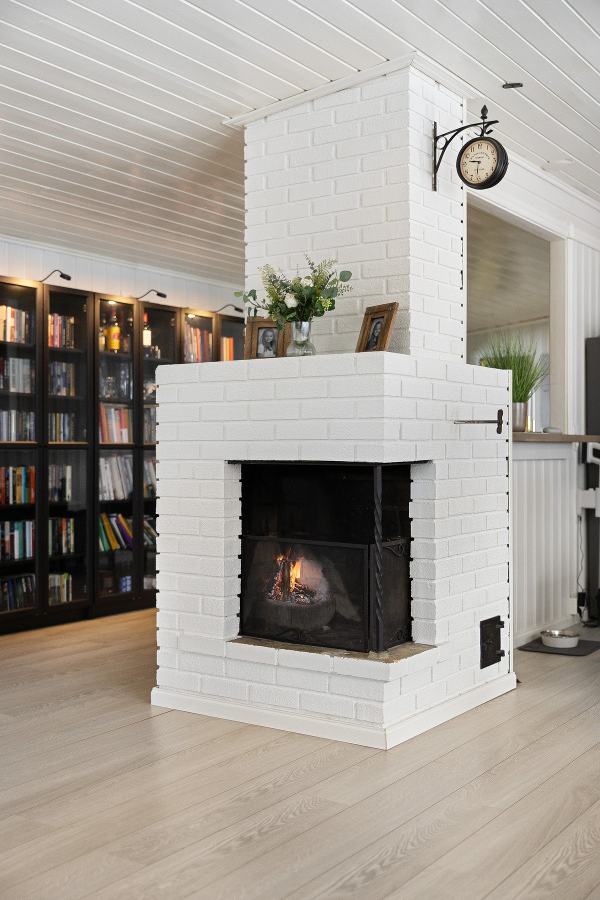 Rommet har en sentralt plassert peis som fungerer som et naturlig blikkfang og gir både varme og god atmosfære i rommet. Galleribilde