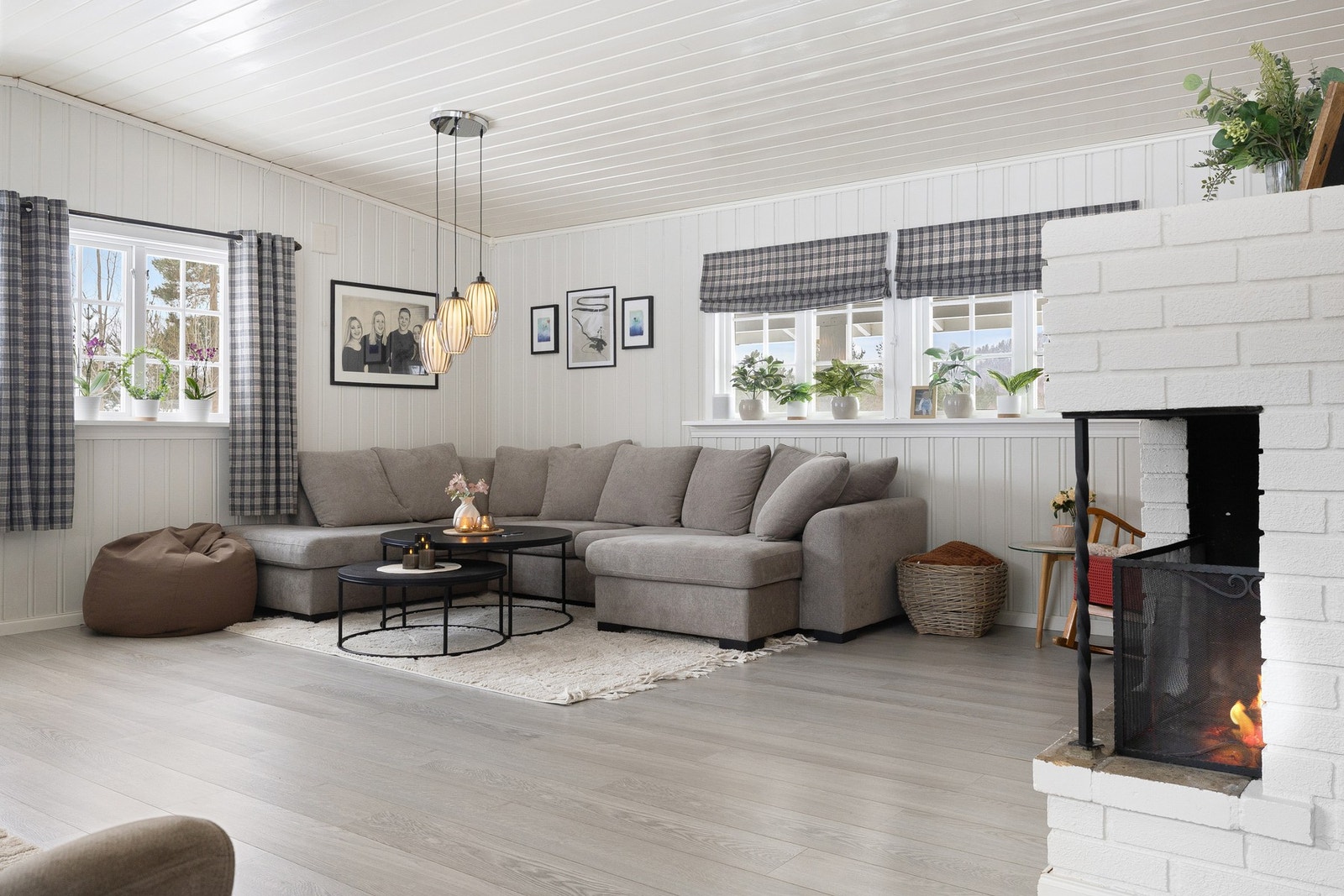 Gulvflatene er belagt med laminat, og vegger og himling har malt panel som gir et lyst og helhetlig uttrykk. Galleribilde