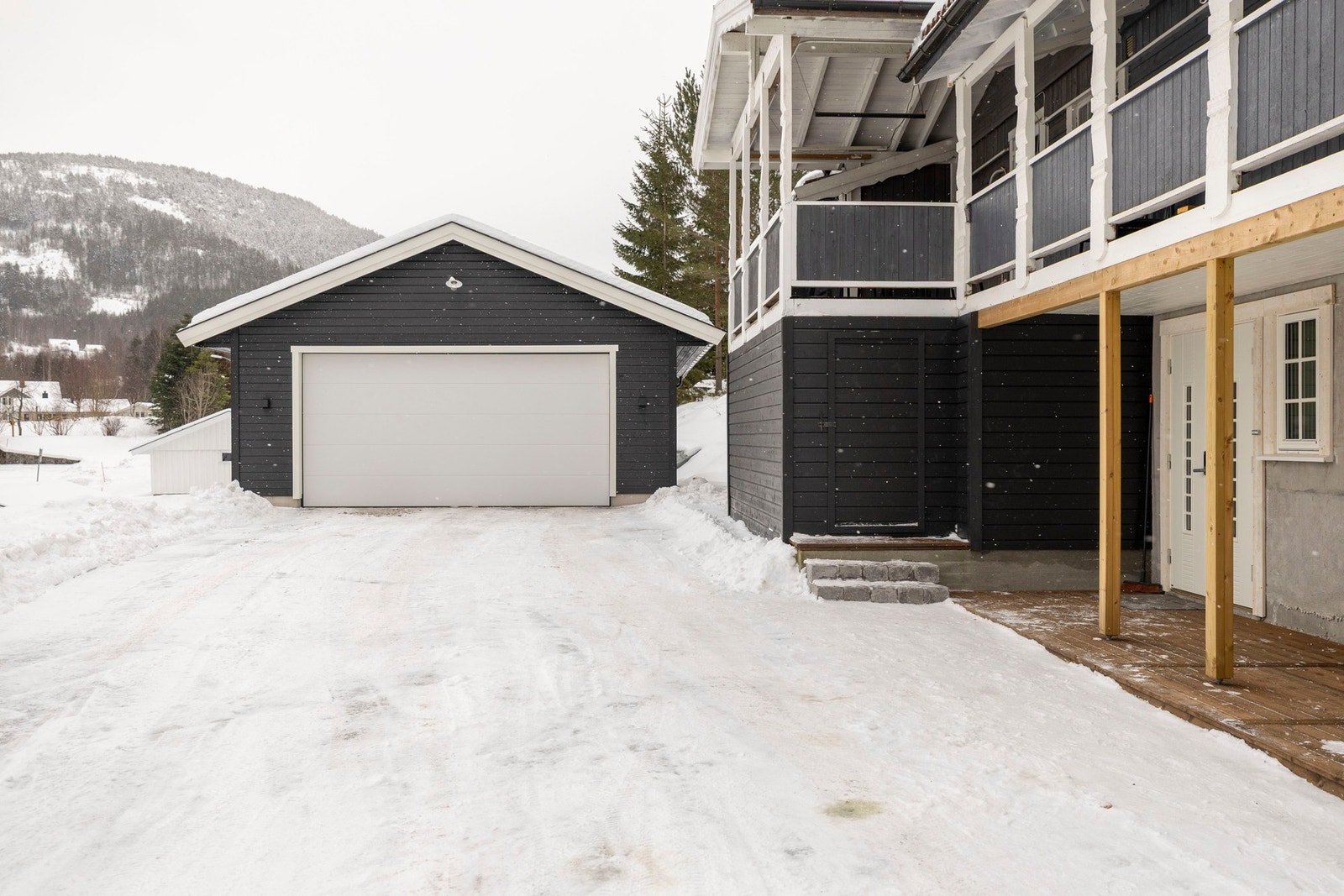 God adkomst og romslig gårdsplass med plass til flere biler. Galleribilde