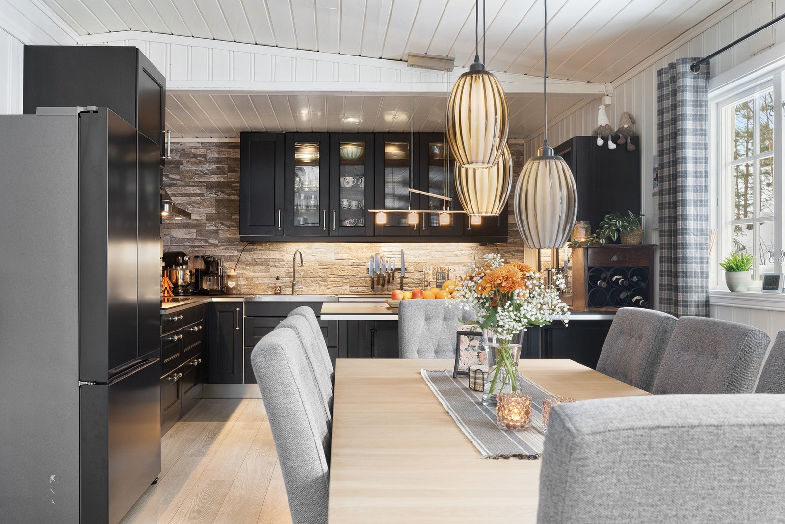 Her er det god plass til familie og venner for en hyggelig aften. Galleribilde