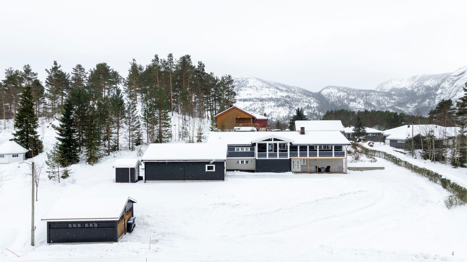 Boligen ligger i et rolig og veletablert boligområde, med kort gangavstand til offentlig transport, skole, barnehage og Treungen sentrum. Galleribilde