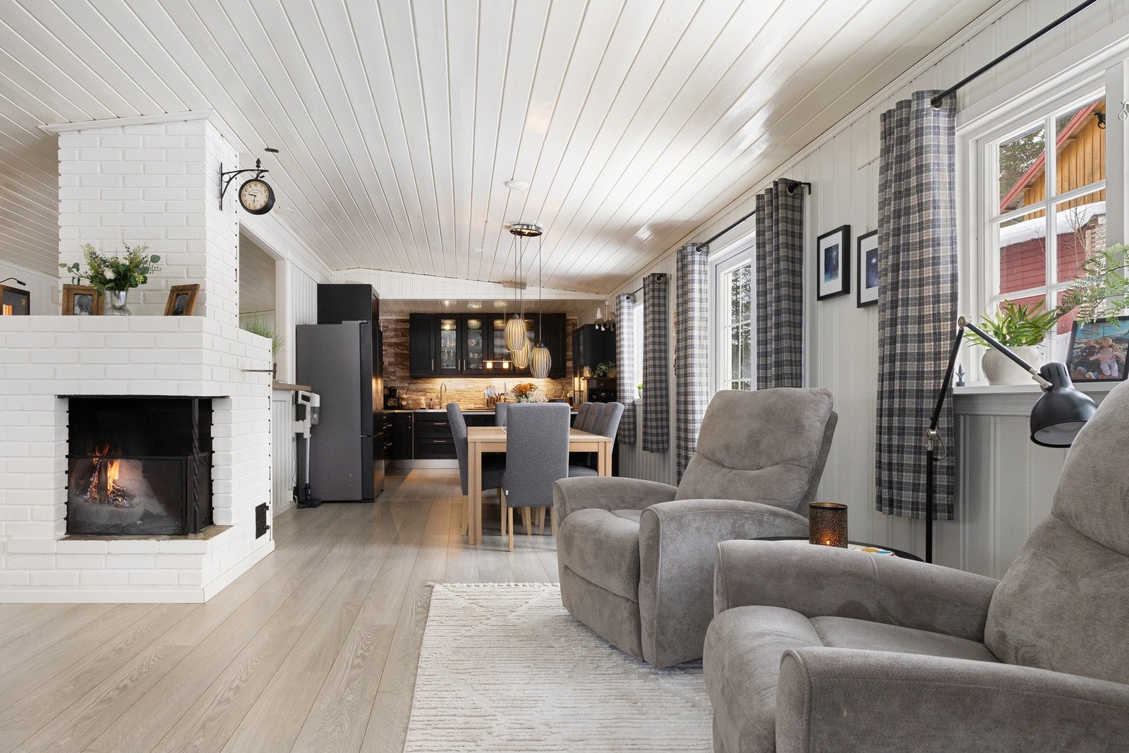 Stuen har god plass til flere sittegrupper og fremstår som svært møbleringsvennlig. Galleribilde