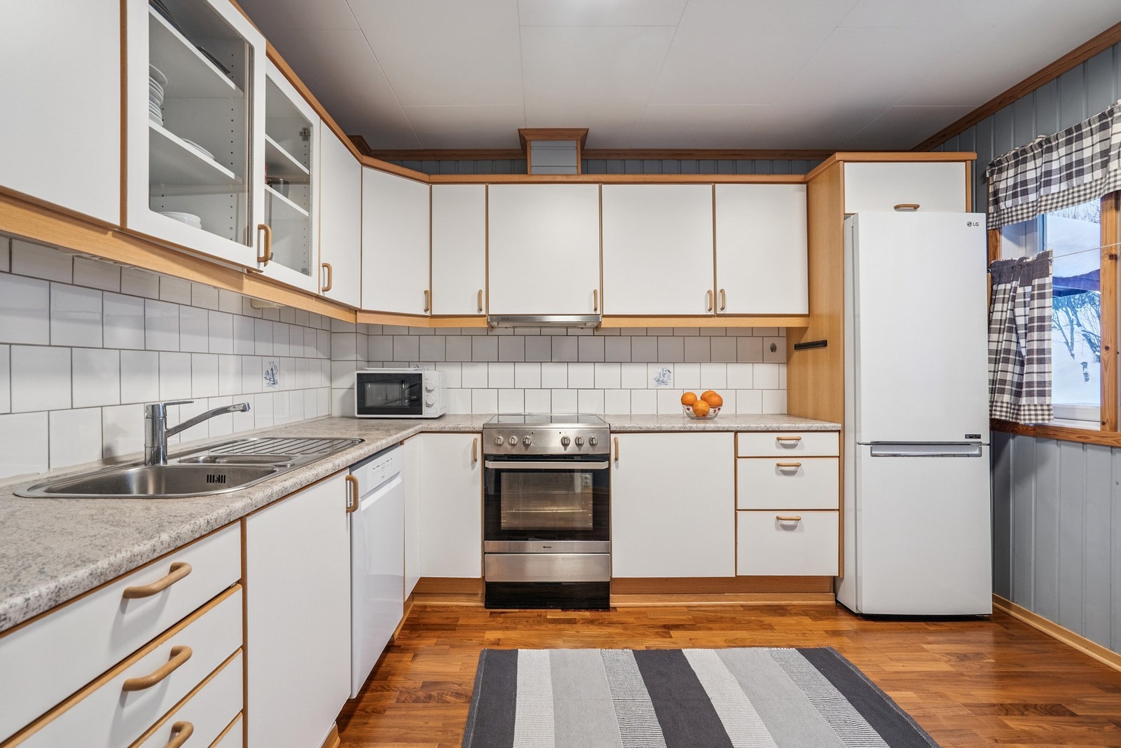 Rommet har naturlig plass til kjøkkenbord, og store vindusflater gir en trivelig og luftig atmosfære. Galleribilde