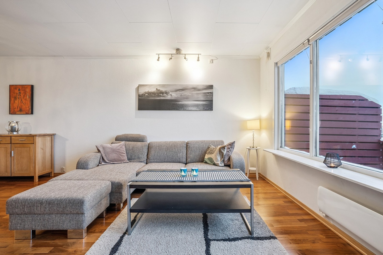 De store vindusflatene rammer inn den nydelige utsikten. Galleribilde