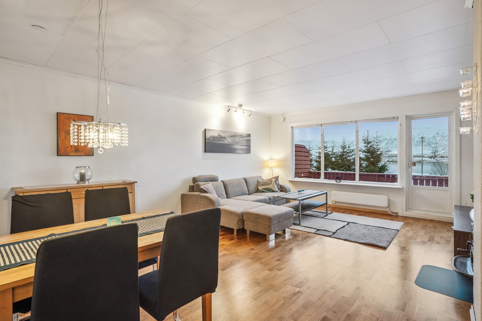 Romslig stue med store vindusflater, som slipper inn rikelig med naturlig lys. Galleribilde