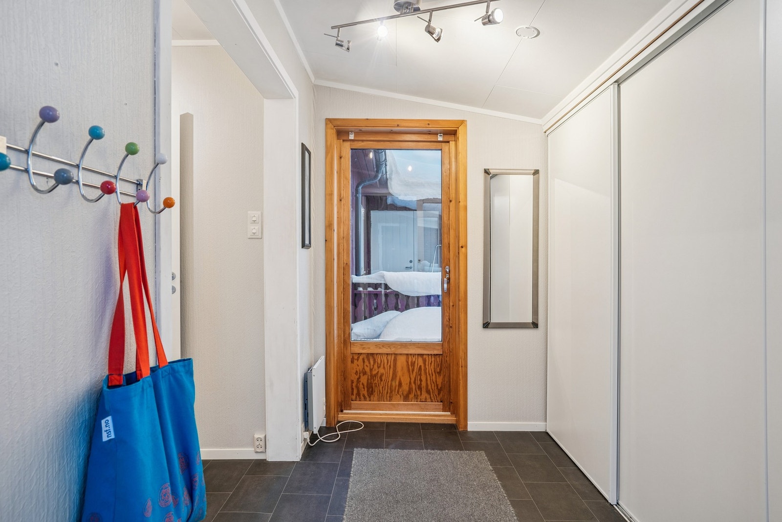 Velkommen inn! God garderobeløsning med skyvedørsgarderobe. Her er det også utgang til en terrasse. Galleribilde
