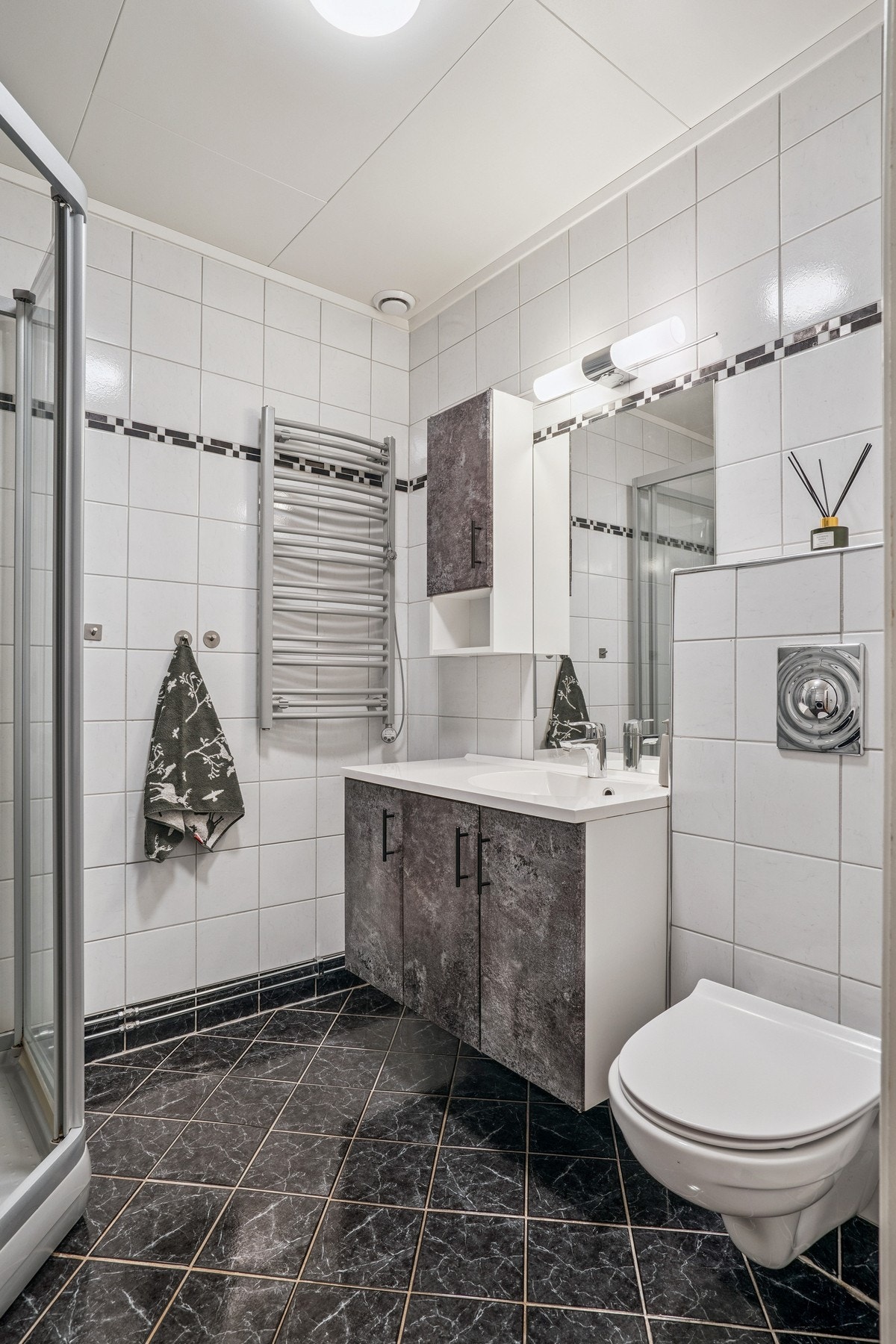 Tøff innredning med nedfelt servant, dusjkabinett og WC. Galleribilde