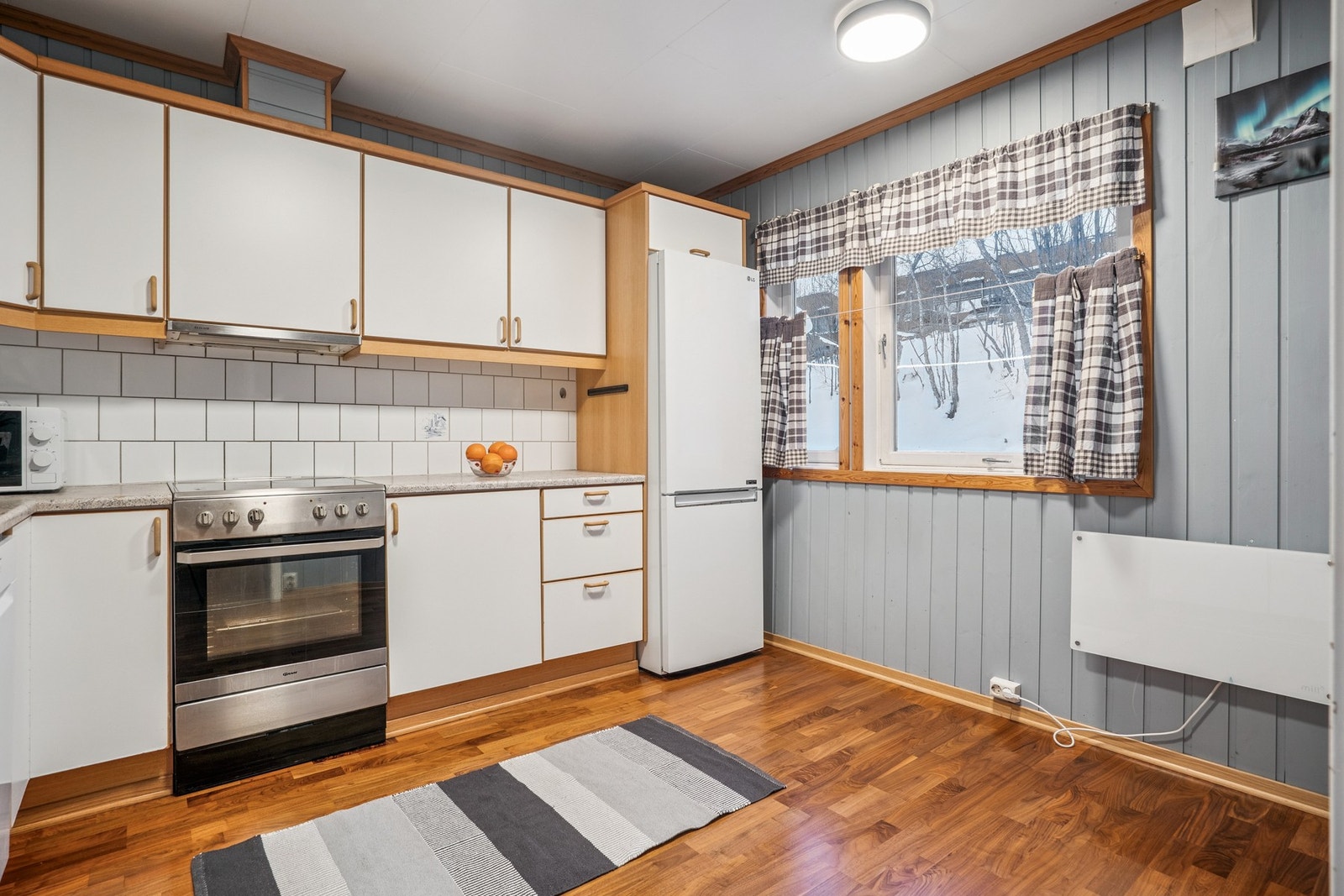 Boligen er pent innredet, har 2 verandaer og parkering i garasje. Galleribilde