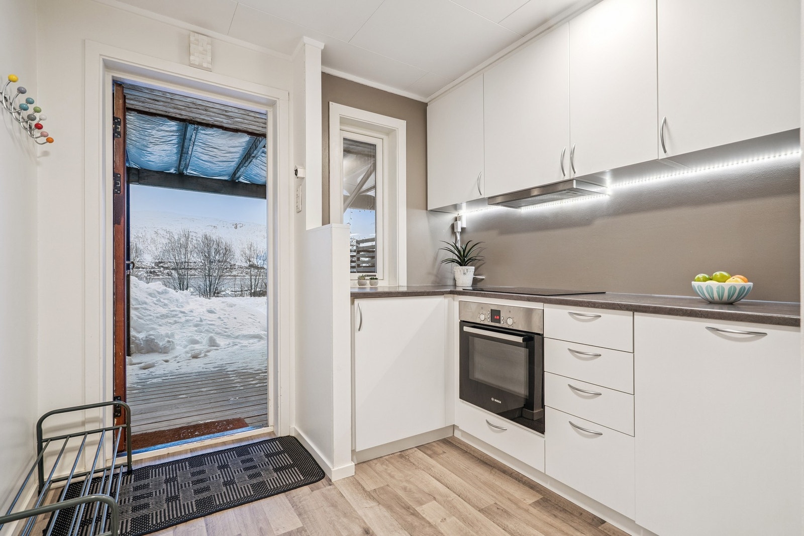 Kjøkkenet er stilrent med integrerte hvitevarer. Galleribilde