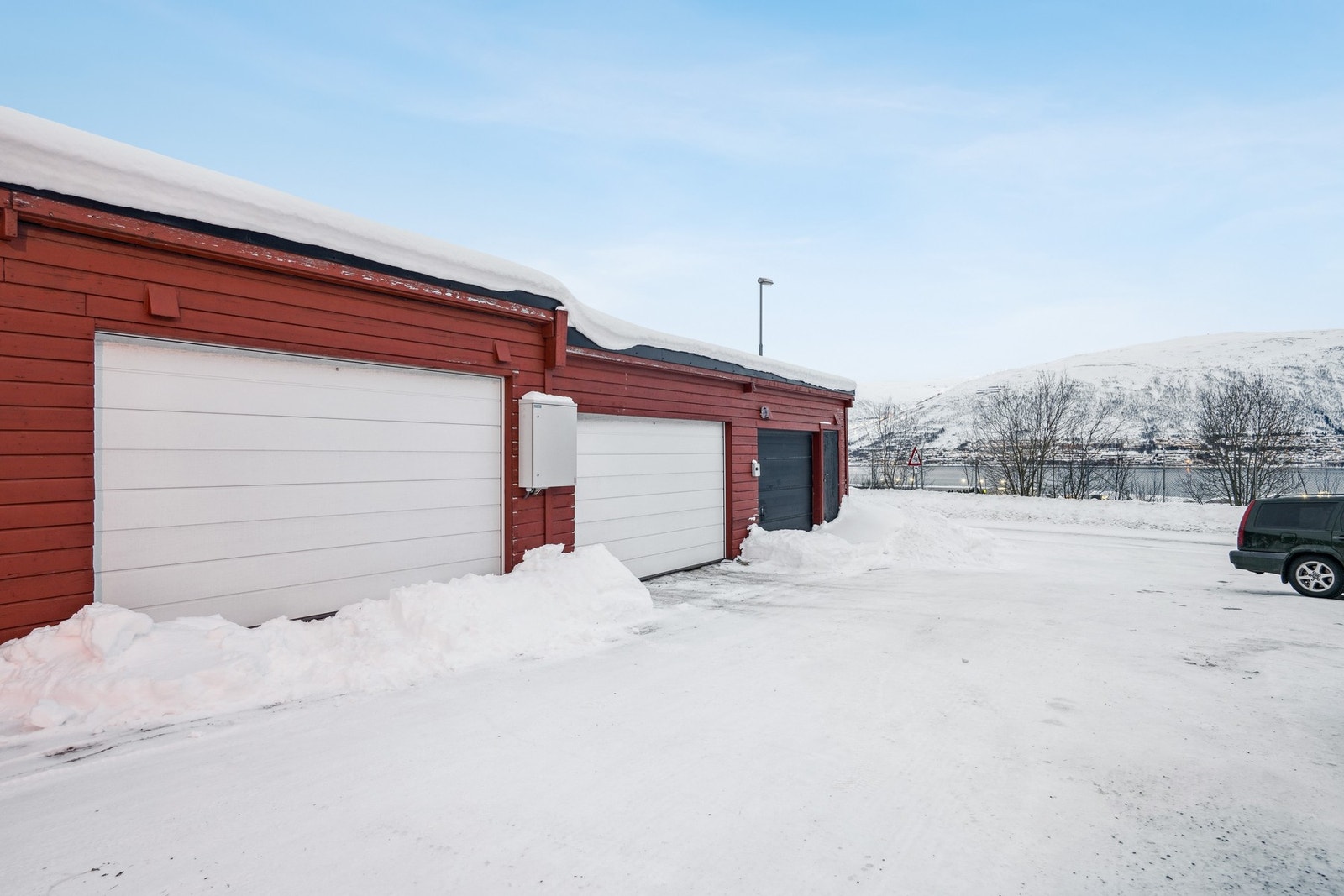 Rekkehuset disponerer egen garasjeplass - en ettertraktet kvalitet i området. Galleribilde