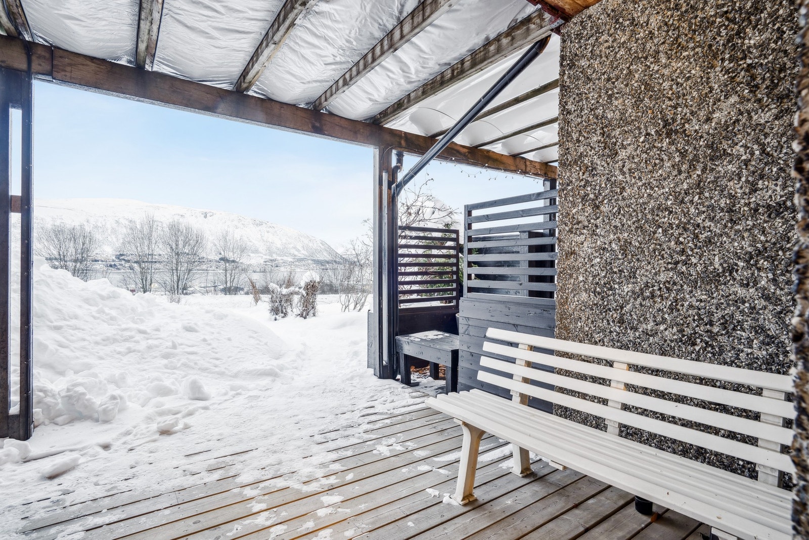 Underetasjen har egen inngang fra øst. Galleribilde