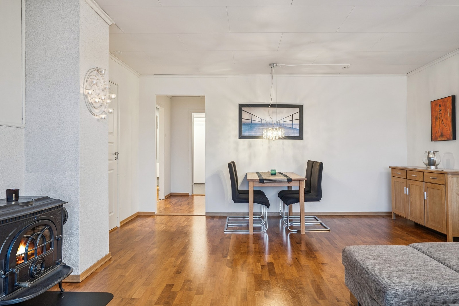 Etablert vedovn, som gir både varme og hyggelig stemning i rommet Galleribilde