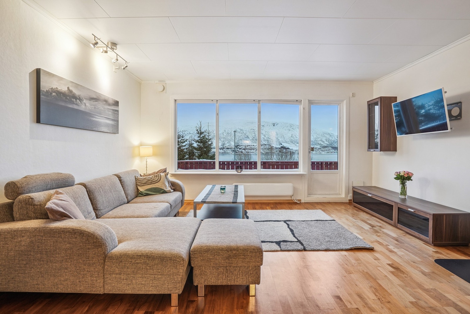 Fra stuen er det utgang til en romslig veranda. Galleribilde