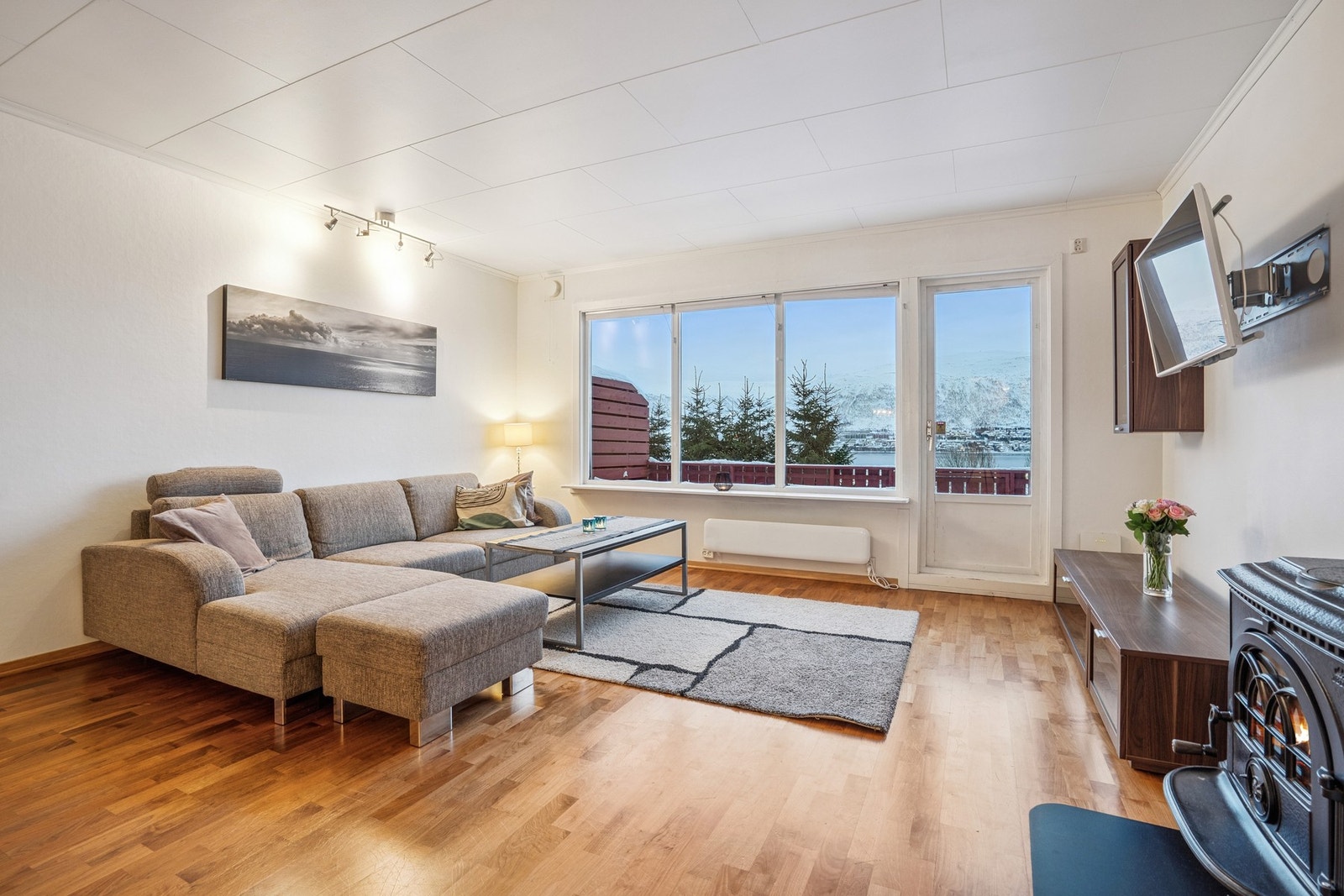 Her har vi for salg et lyst og tiltalende rekkehus over to plan, med attraktivt beliggende på Gimle. Galleribilde