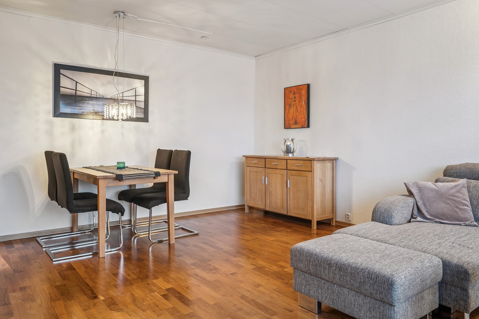 God plass til både sofagruppe og spisebord, Galleribilde