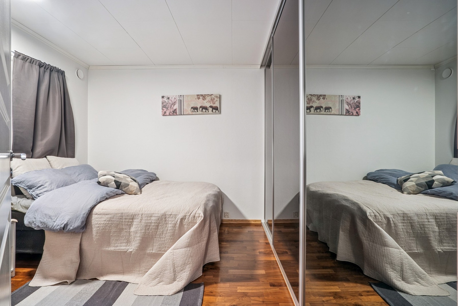 Soverommene har god plass til seng og garderobeløsninger. Galleribilde