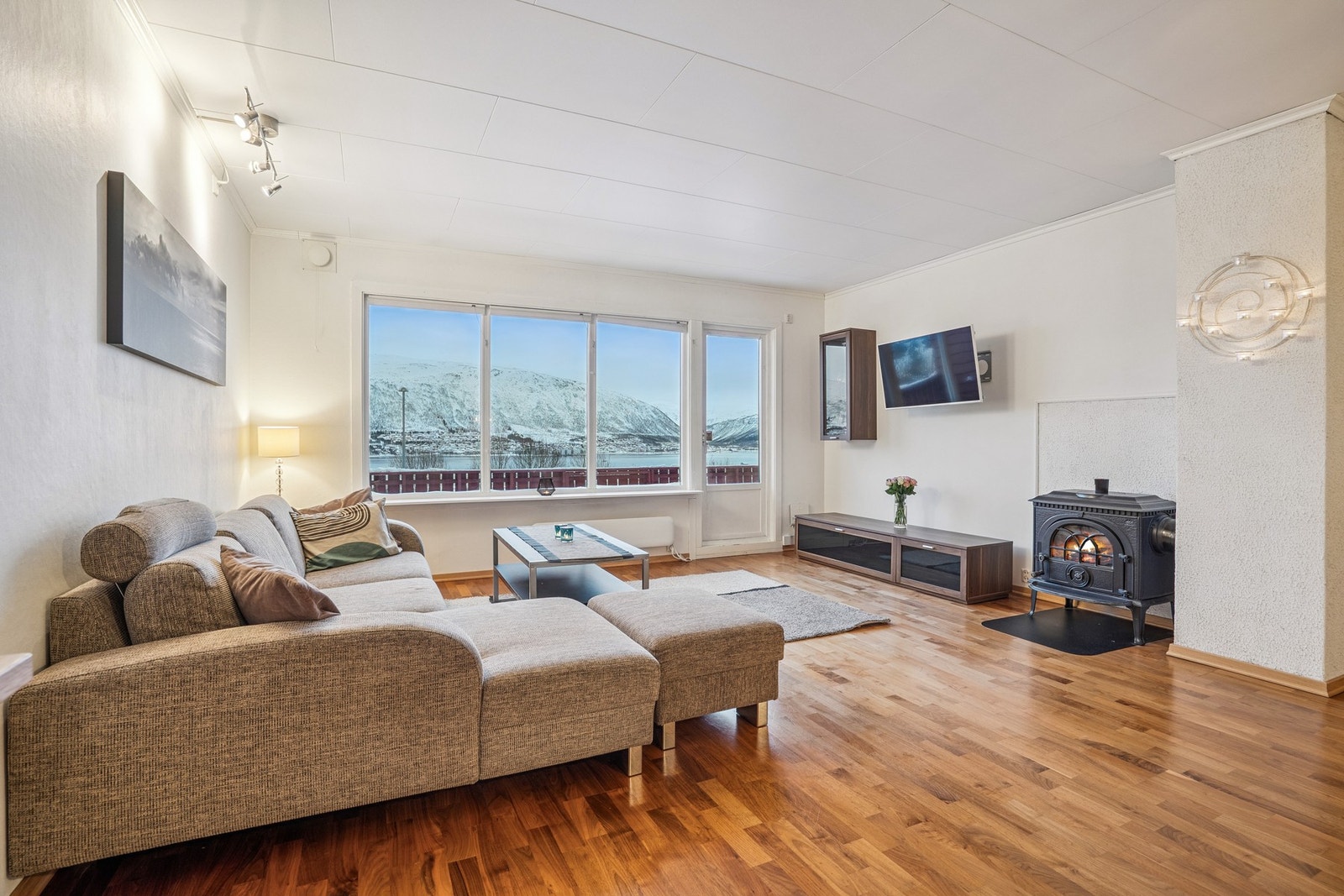 Rommet inviterer til flere møbleringsmuligheter. Galleribilde